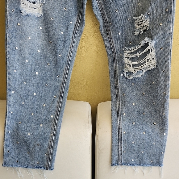Stylish Light Blue Straight Leg Jeans with Distressed Details - Picture 5 of 13